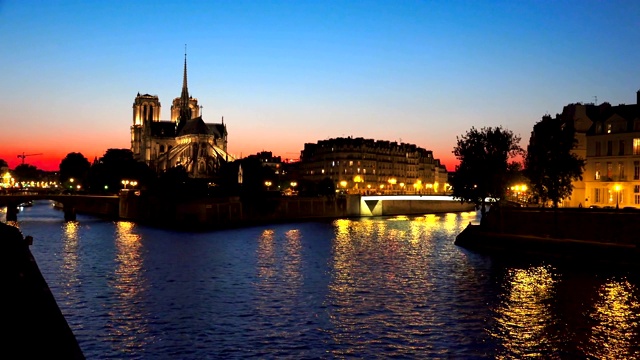 摇摄巴黎圣母院的黄昏，日落视频素材