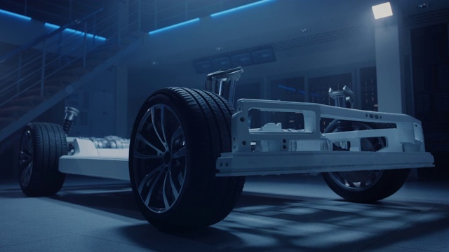 真正的电动汽车平台底盘概念站在汽车创新设施。阿克塞尔包括车轮，悬挂，发动机和电池。视频素材