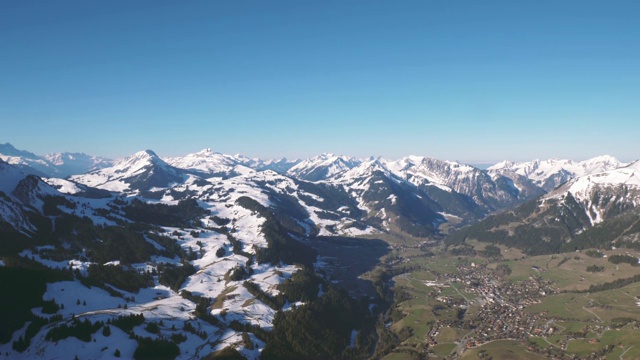 令人惊叹的近距离鸟瞰瑞士中部白雪覆盖的高山山峰。这是在极端地形上方的热气球上拍摄的。视频素材