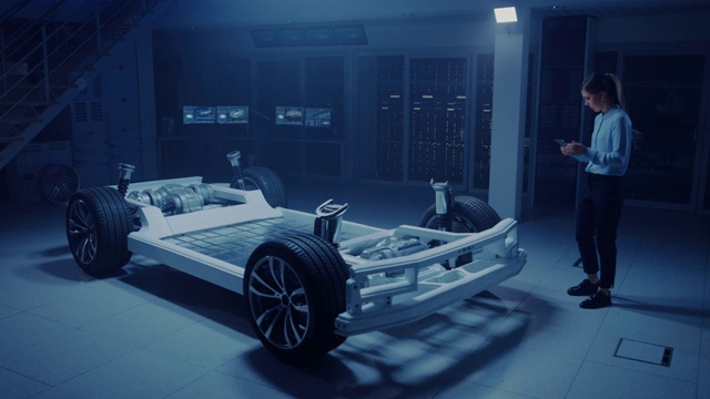 电动汽车底盘平台的汽车工程师，利用平板电脑增强现实与三维CAD软件建模。创新设施:带轮子的车架，发动机，电池视频素材