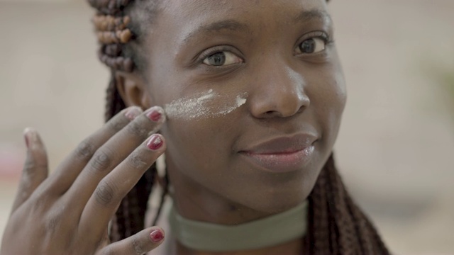 年轻貌美的非洲裔美国女人的肖像视频素材