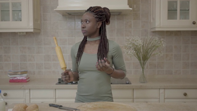美国非洲美女站在擀面杖视频素材