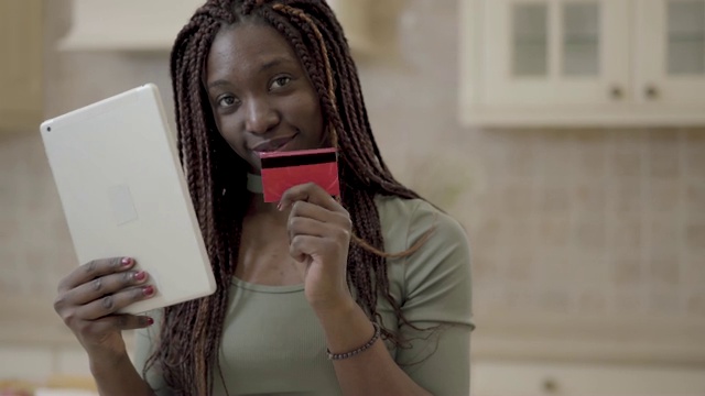 肖像可爱微笑的非洲裔美国妇女与长发绺视频素材
