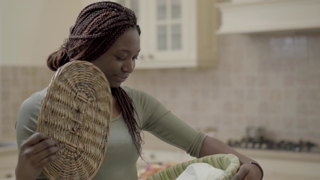 迷人的非洲裔美国女人与脏辫工作在厨房视频素材