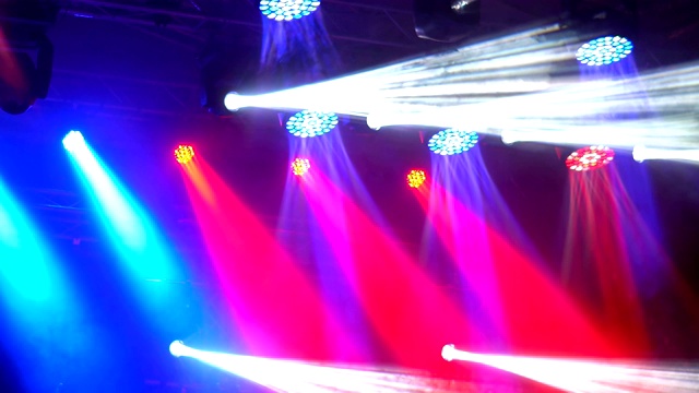 多彩的舞台灯光，音乐会上的灯光秀视频素材
