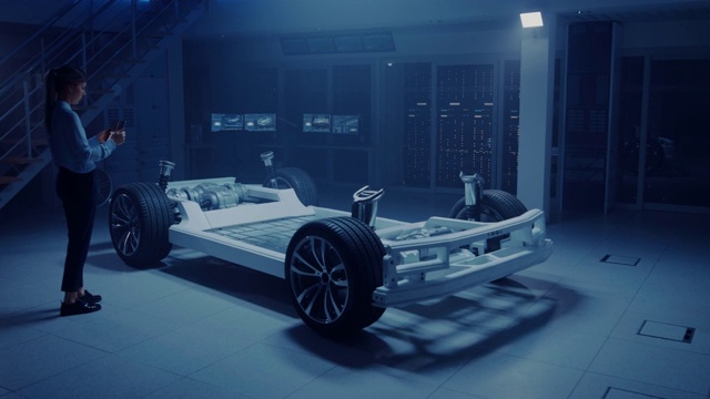 电动汽车底盘平台的汽车工程师，利用平板电脑增强现实与三维CAD软件建模。创新设施:带轮子的车架，发动机，电池视频素材