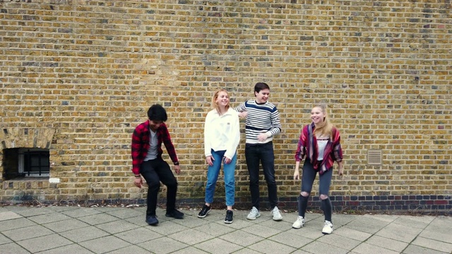 一群青少年在跳砖墙视频下载
