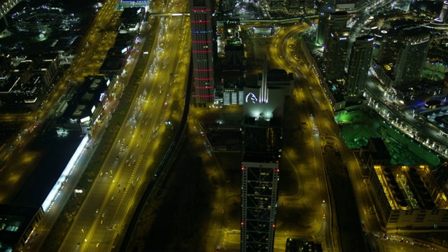 空中照明摩天大楼俯瞰高速公路交通迪拜视频下载