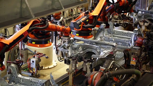机器人在车身上焊接视频素材