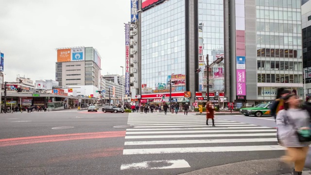 4K时间推移-放大人群穿过街道前的新宿地区-日本东京视频素材
