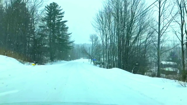在大雪中开车视频素材