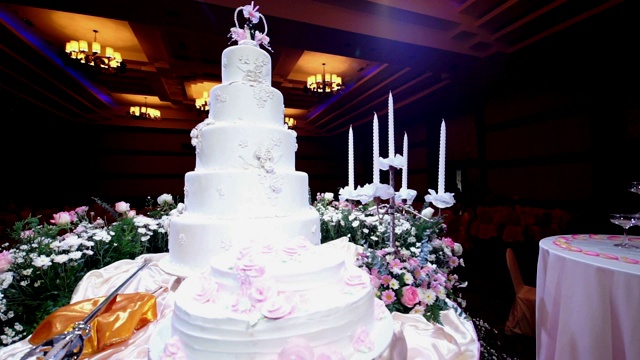 美丽的婚礼蛋糕装饰鲜花婚宴。视频下载