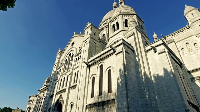 法国巴黎蒙马特的圣心大教堂外部建筑的电影视图视频下载