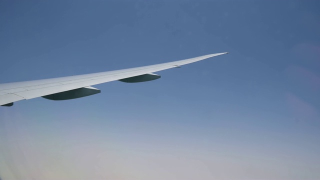 飞机机翼和云。货运、客运航空运输。空中飞行视频素材