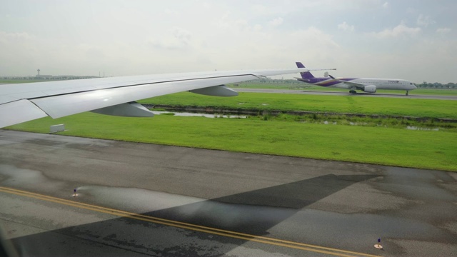 航空运输和旅行。飞机正准备在跑道上起飞。飞机的机翼从窗口伸出来视频素材