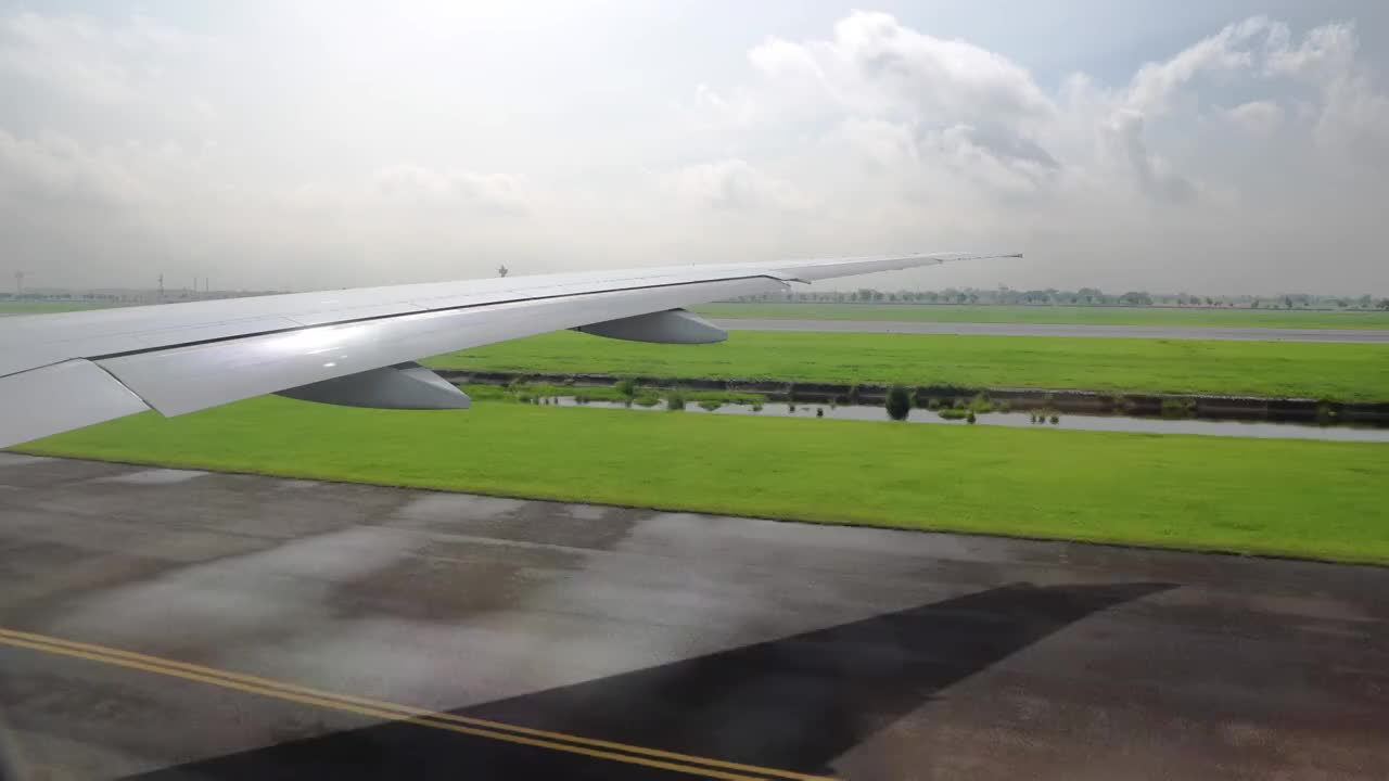 从窗口看飞机的机翼。航空客运视频素材