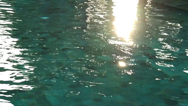 水池带有阳光反射纹理。视频素材