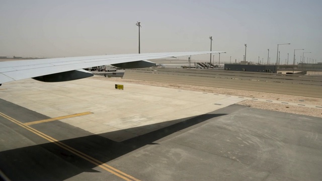机场白天在炎热的沙漠里。有黄色标记的飞机跑道视频素材