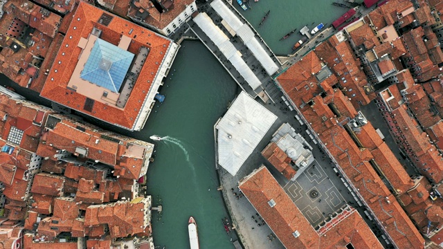 从空中俯瞰里亚托桥和威尼斯大运河视频下载