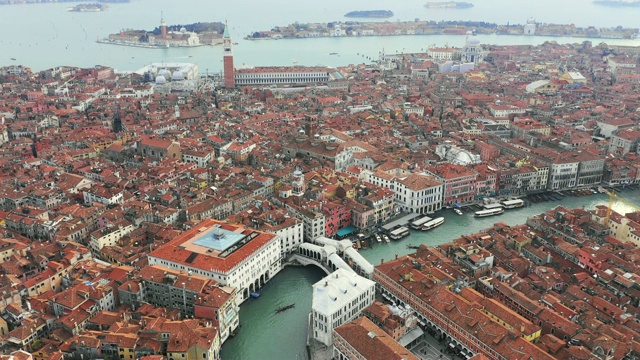 里亚托桥和意大利威尼斯城的航拍图视频素材