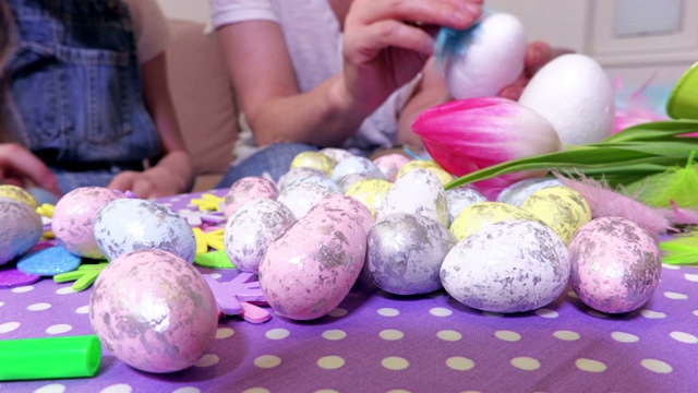 家庭准备复活节装饰蛋视频素材