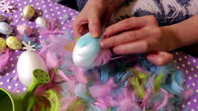女人用复活节装饰蛋和羽毛视频素材