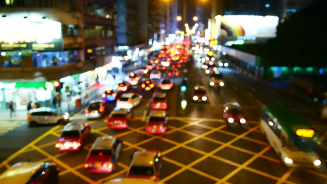 日常生活视频散景灯从交通在夜间交通拥堵在大城市下班时间有大量的汽车在城市所以急着去目的地的交通概念视频素材