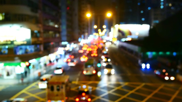 日常生活视频散景灯从交通在夜间交通拥堵在大城市下班时间有大量的汽车在城市所以急着去目的地的交通概念视频素材