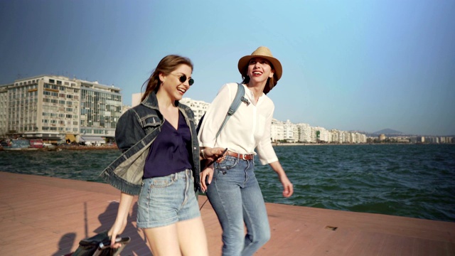 微笑的游客在海边散步视频素材