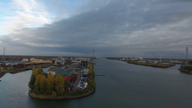 鸟瞰图工业区港口，秋季，Dordrecht，荷兰视频素材