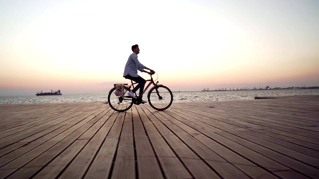 海边骑自行车的人视频素材