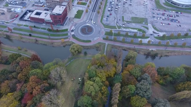 荷兰，多德雷赫特，鸟瞰图，环岛周围的自动停车场视频素材