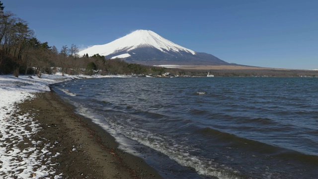 富士山上的山中湖视频素材