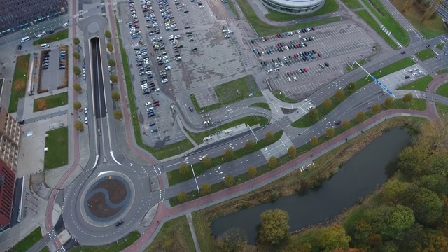 Auto parking area around of roundabout, aerial view, dordrecht, Netherlands视频素材