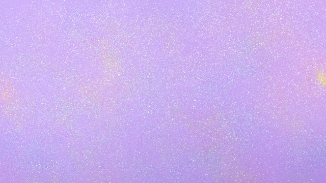 由多色闪光粉制成的点向相机爆炸，在淡紫色背景上散焦，闪闪发光视频下载