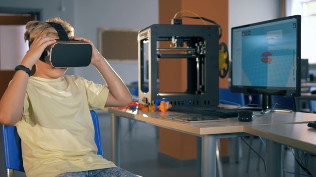 学生在科学实验室中使用虚拟现实头盔探索3D虚拟现实。视频素材