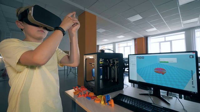 小男孩使用虚拟现实头戴式3D打印机打印工程机器人零件。视频素材
