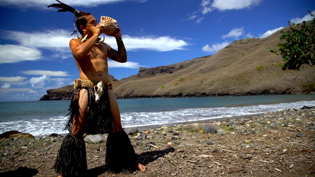 土著男子演奏传统的海螺壳Nuku Hiva视频下载