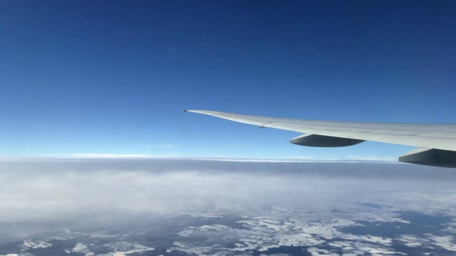 这架客机在冬季的俄罗斯圣彼得堡附近飞行视频素材