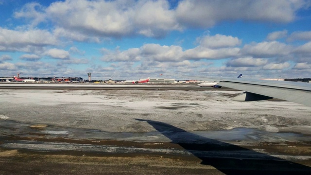 这架客机从俄罗斯莫斯科国际机场起飞视频素材