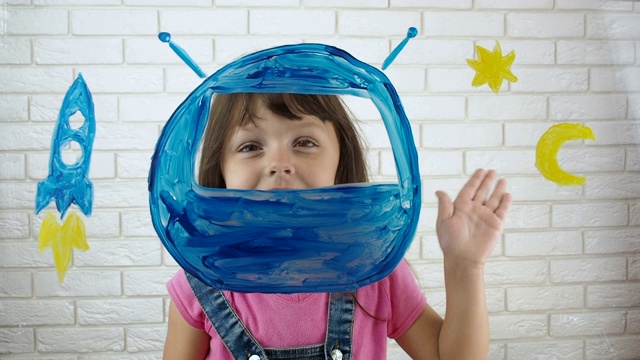 这孩子是个宇航员。视频素材