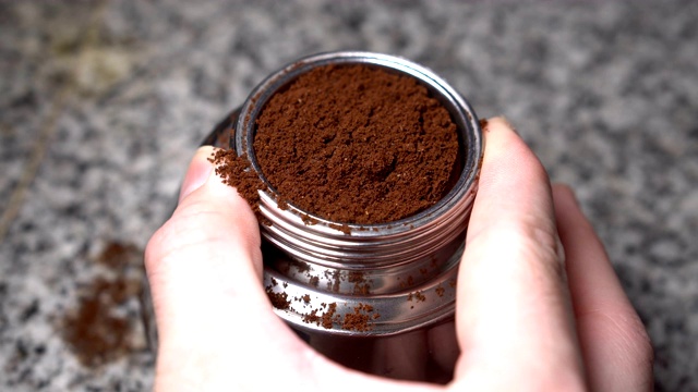 将磨碎的咖啡倒入灶台摩卡浓缩咖啡机视频下载