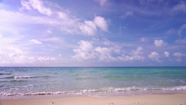 海中。湛蓝的天空。沙滩。节日性质的概念。视频下载
