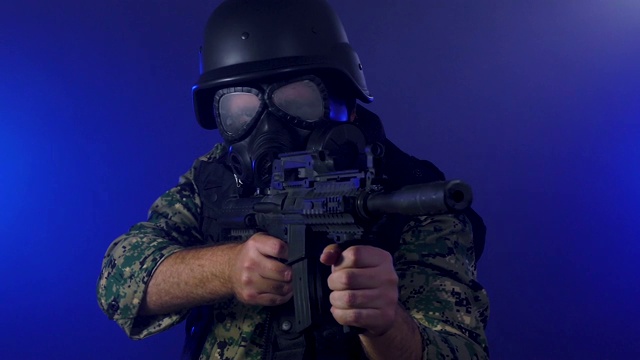 戴着防毒面具的士兵在烟雾中看着摄像机移动步枪视频下载