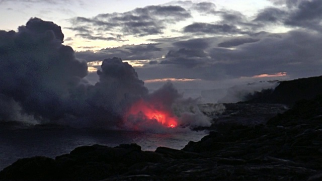 夏威夷。火山喷发。燃烧的熔岩。视频素材