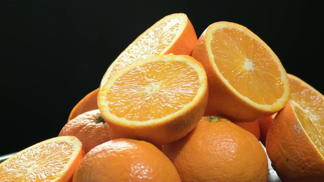 橙子水果切成两半旋转视频素材