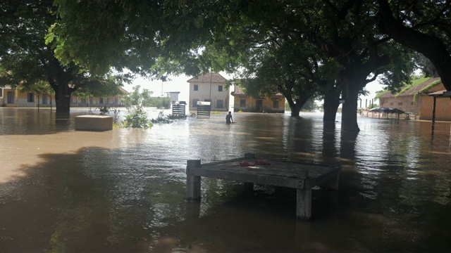 洪水淹没了农村地区的学校视频素材