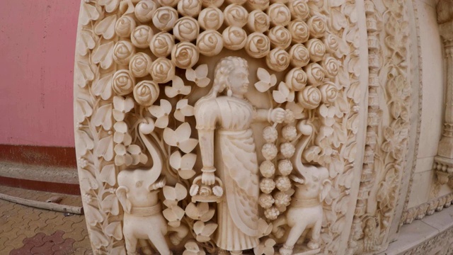 大理石浅浮雕与女孩的形象在玫瑰和大象卡尼玛塔寺庙近距离视频下载