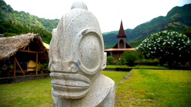 塔瓦塔岛上的提基艺术雕塑怀塔胡视频下载