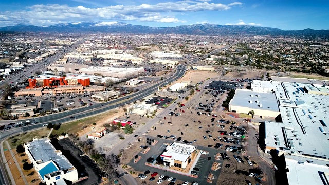 侧盘横跨圣达菲市与道路和停车场附近的大型购物区视频素材